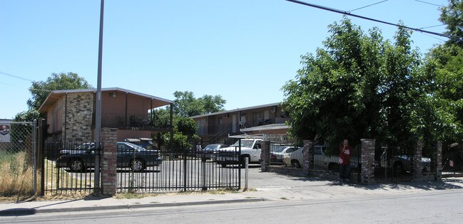 44th Avenue Apartments in Sacramento, CA - Foto de edificio - Building Photo