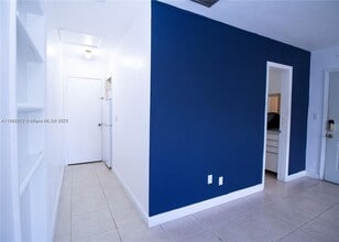 6882 SW 25th St in Miami, FL - Building Photo - Building Photo