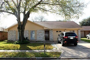 16315 Thistleglen Dr in Houston, TX - Building Photo
