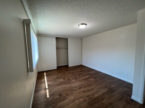9230 Cedar St in Bellflower, CA - Foto de edificio - Building Photo