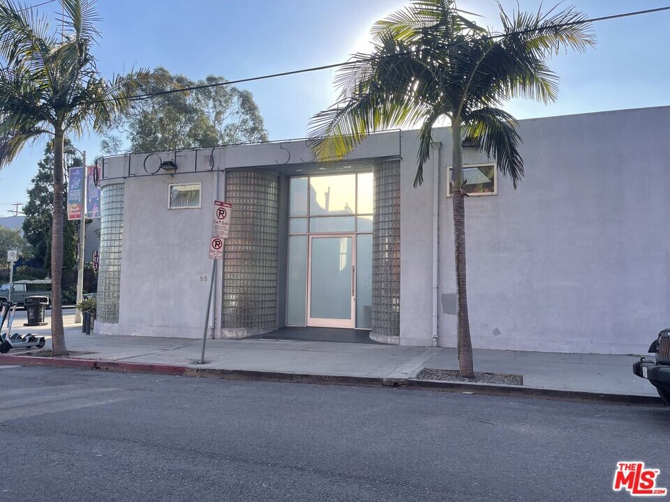 555 Rose Ave in Los Angeles, CA - Building Photo