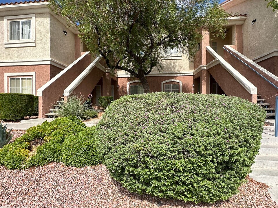 353 Amber Pine St in Las Vegas, NV - Building Photo