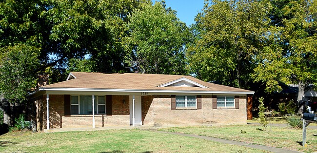 1028 Black St in Hurst, TX - Building Photo - Building Photo