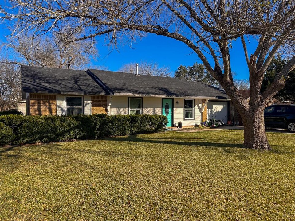 1204 Aransas St in Lockhart, TX - Building Photo