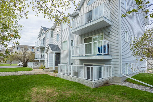 3 Alberta Av in Okotoks, AB - Building Photo - Building Photo