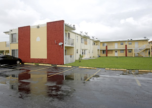 Courtyard of Hialeah II in Hialeah, FL - Building Photo - Building Photo