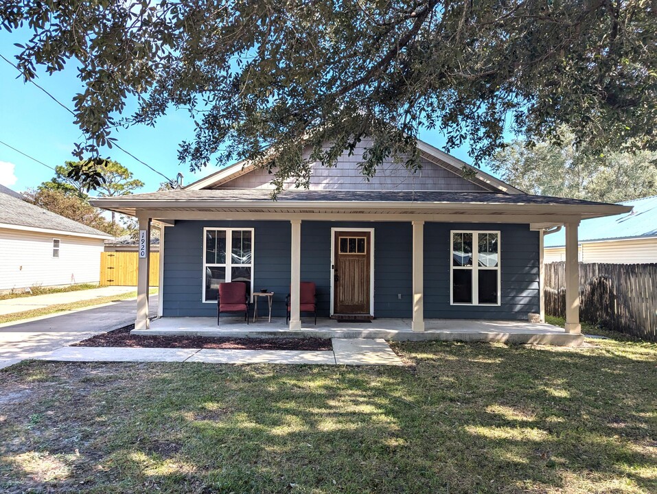 1920 Esplanade St in Navarre, FL - Building Photo