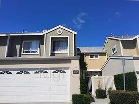 27721 Berwick in Mission Viejo, CA - Building Photo