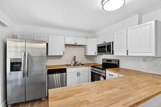 198 Lake Arbor Dr in Palm Springs, FL - Building Photo - Building Photo