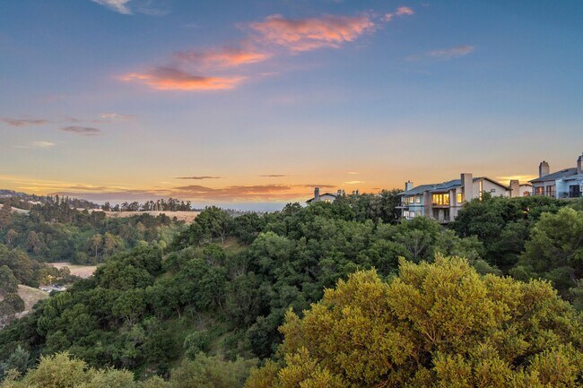 6666 Charing Cross Rd in Oakland, CA - Building Photo - Building Photo