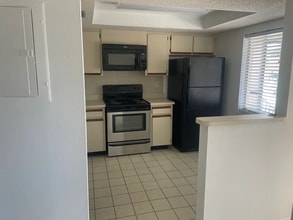2420 Winding Creek Blvd, Unit 201 in Clearwater, FL - Foto de edificio - Building Photo