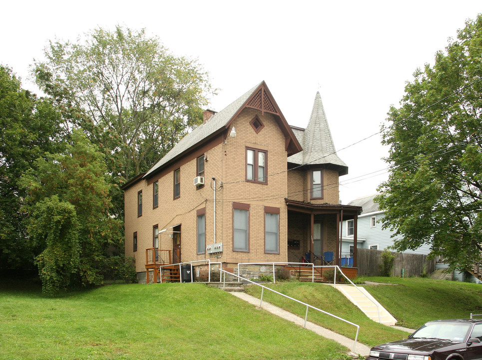 1610 First St in Rensselaer, NY - Foto de edificio