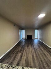 6050 Melody Ln in Dallas, TX - Foto de edificio - Building Photo