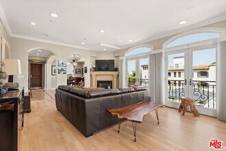 1540 S Bentley Ave, Unit 402 in Los Angeles, CA - Building Photo - Building Photo