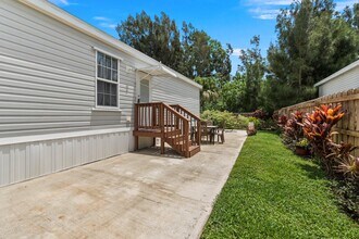 8011 SE Skylark Ave in Hobe Sound, FL - Foto de edificio - Building Photo
