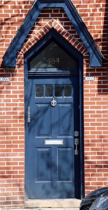 484 Plandome Rd in Manhasset, NY - Building Photo