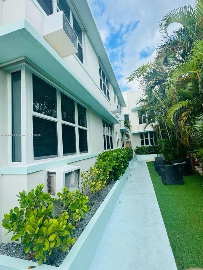 315 W 28th St in Miami Beach, FL - Foto de edificio - Building Photo