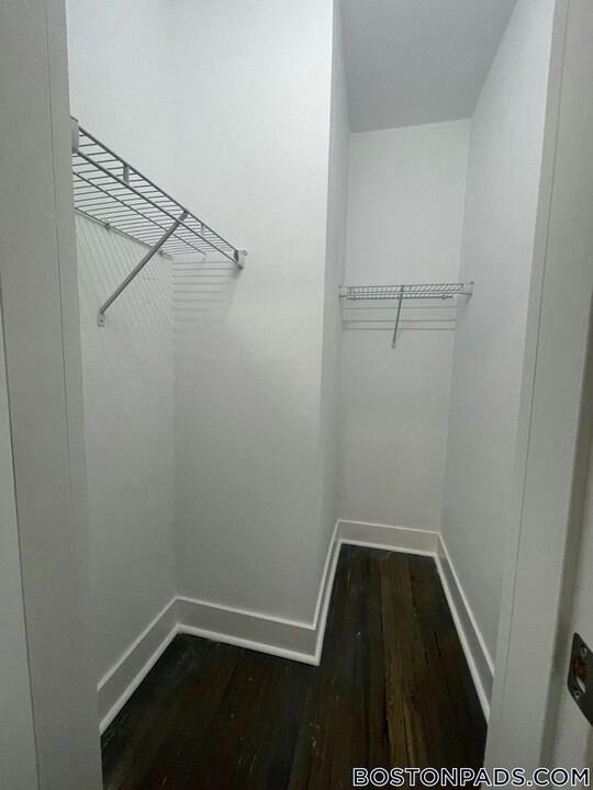35 Park Dr in Boston, MA - Building Photo