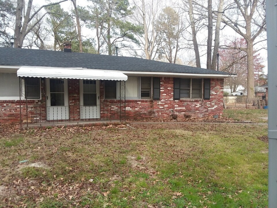 2108 Rokeby Ave in Chesapeake, VA - Building Photo