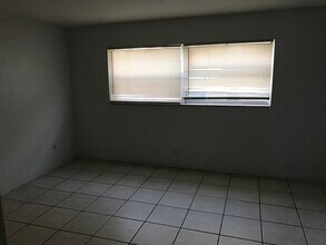 701 NE 8th St in Hallandale Beach, FL - Foto de edificio - Building Photo