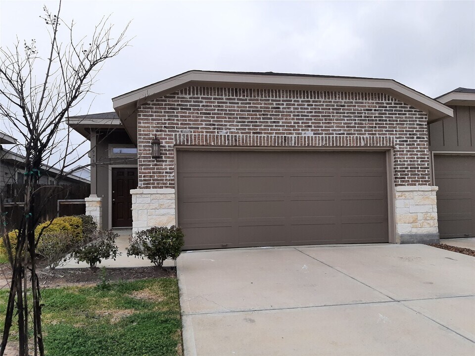 9784 Grosbeak Ln in Magnolia, TX - Building Photo