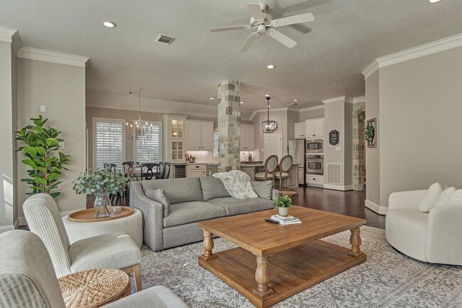 property at 87 W Honey Grove Pl