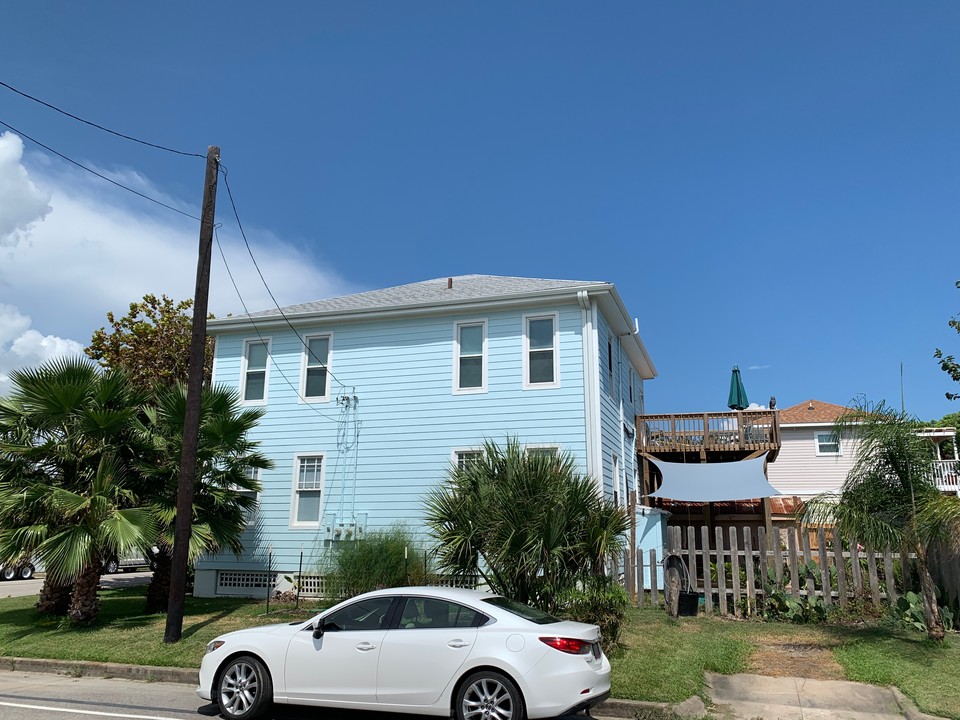 4025 Avenue S 1/2 in Galveston, TX - Building Photo