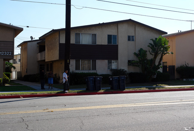 12326 Inglewood Ave in Hawthorne, CA - Foto de edificio - Building Photo