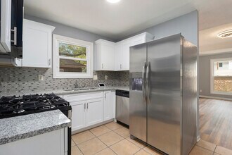 1117 Summer Brook Rd in Atlanta, GA - Foto de edificio - Building Photo