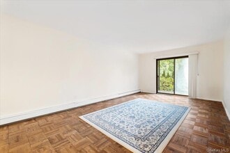 356 Central Park Ave in Scarsdale, NY - Building Photo - Building Photo