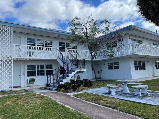 1471 NE 170th St in North Miami Beach, FL - Building Photo - Building Photo