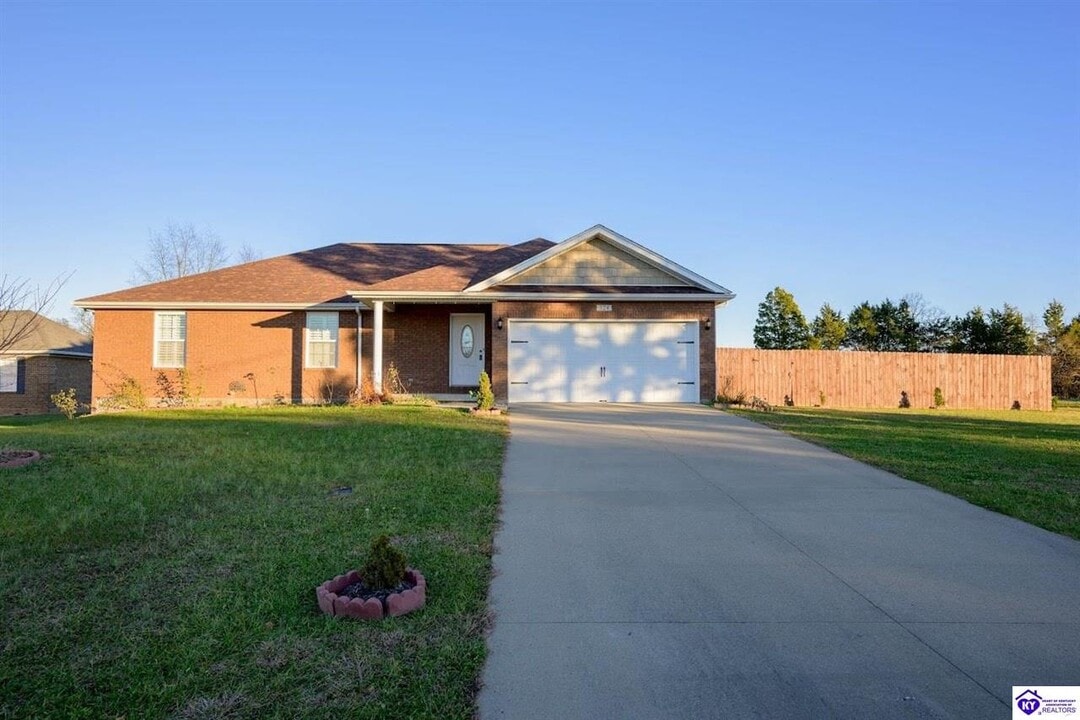 324 Graceland Trail in Elizabethtown, KY - Building Photo