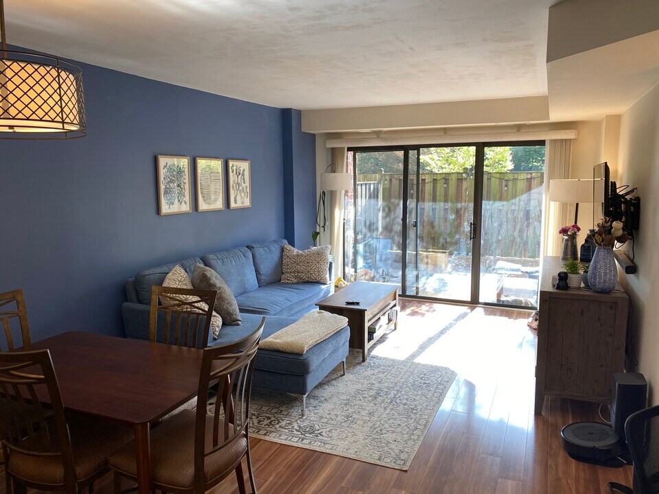 2100 LEE HWY APT 121 in Arlington, VA - Building Photo
