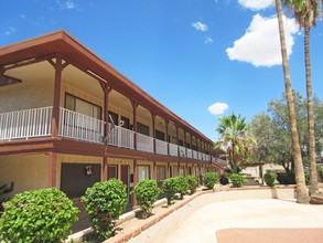 Twelve Palms Apartments in Phoenix, AZ - Foto de edificio - Building Photo