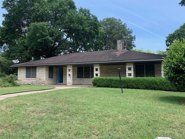 1001 Washington St in Brenham, TX - Building Photo - Building Photo