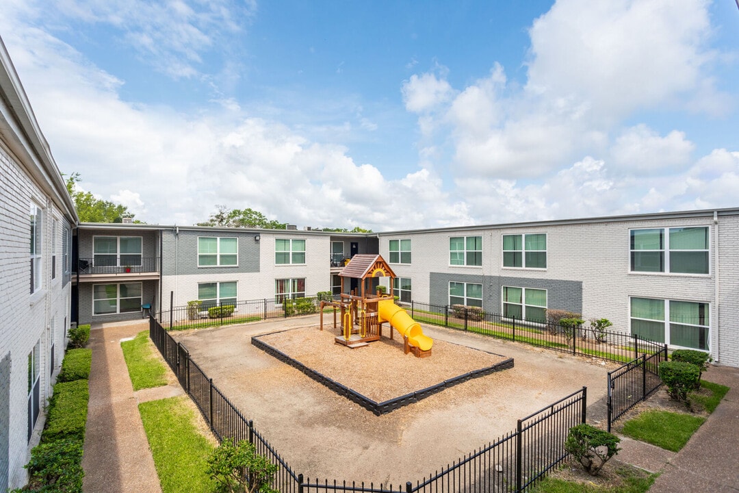 The Atrium At 5606 in Houston, TX - Building Photo