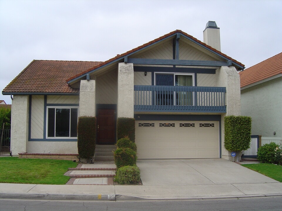 25 Mecklenberg in Irvine, CA - Foto de edificio
