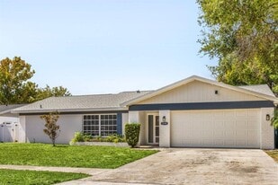 12110 93rd Way N in Largo, FL - Building Photo