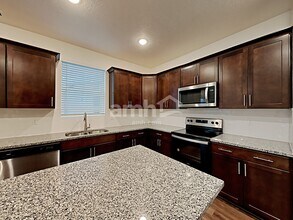 1338 E White St in Lehi, UT - Foto de edificio - Building Photo