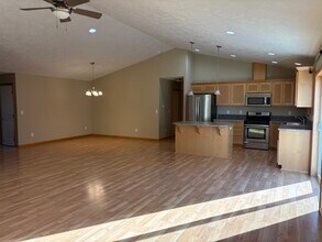 311 SW Juniper Ave in Warrenton, OR - Foto de edificio - Building Photo