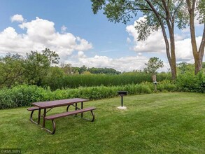 1304 W Medicine Lake Dr in Minneapolis, MN - Building Photo - Building Photo