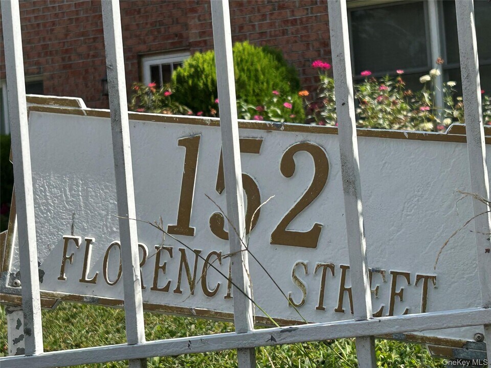 152 Florence St in Yonkers, NY - Building Photo