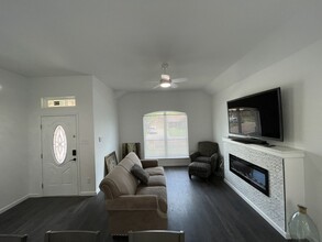 1443 Vine St in Weatherford, TX - Building Photo - Building Photo