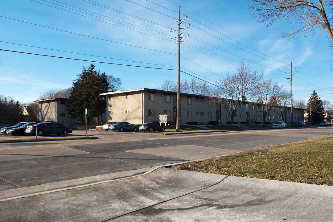 Delafield Courtyard in Waukesha, WI - Building Photo