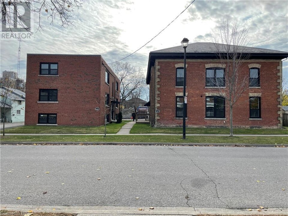 11-11 Sheridan St in Brantford, ON - Building Photo