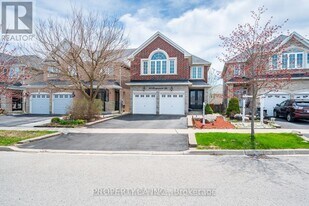 40 Danpatrick Dr in Richmond Hill, ON - Building Photo