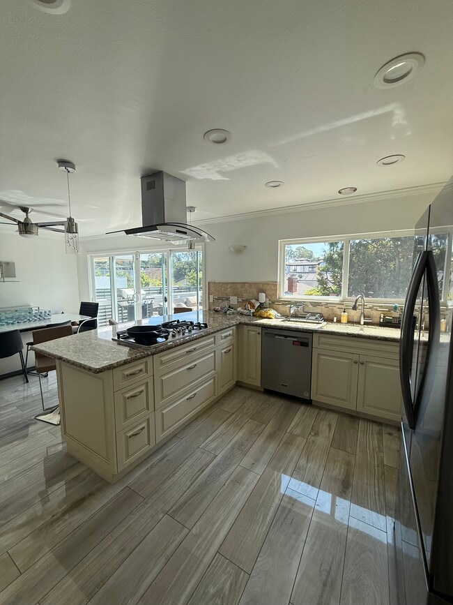 2396 Redlands Dr in Newport Beach, CA - Building Photo - Building Photo