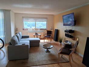 7333 New Hampshire Ave, Unit 11th Floor in Takoma Park, MD - Foto de edificio - Building Photo