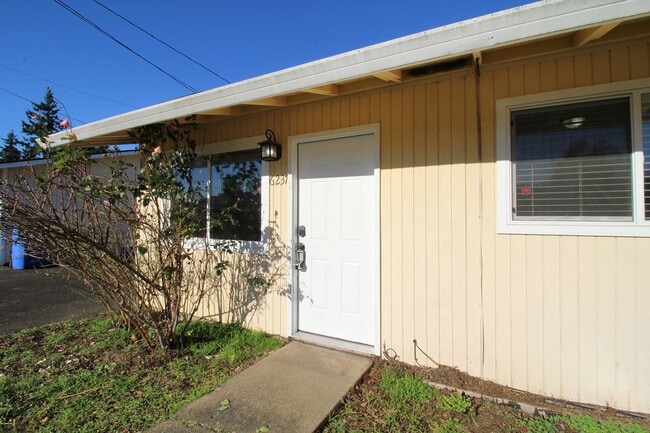 6237-6239 SE Fern Ave, Unit 6237 in Portland, OR - Building Photo - Building Photo