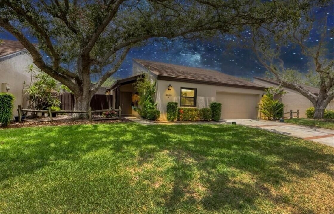 3955 Glen Oaks Manor Dr in Sarasota, FL - Building Photo
